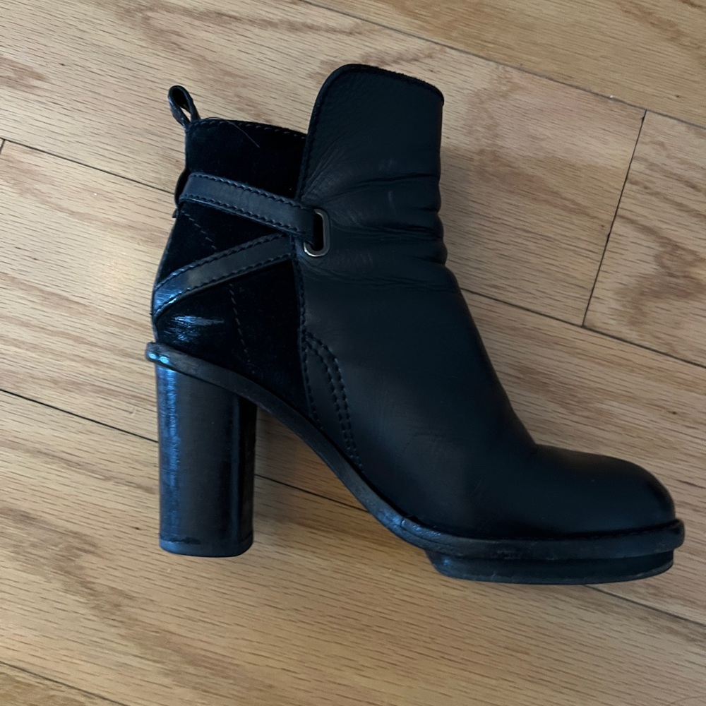 Acne Studio black leather and suede ankle boot EU 39, US 9